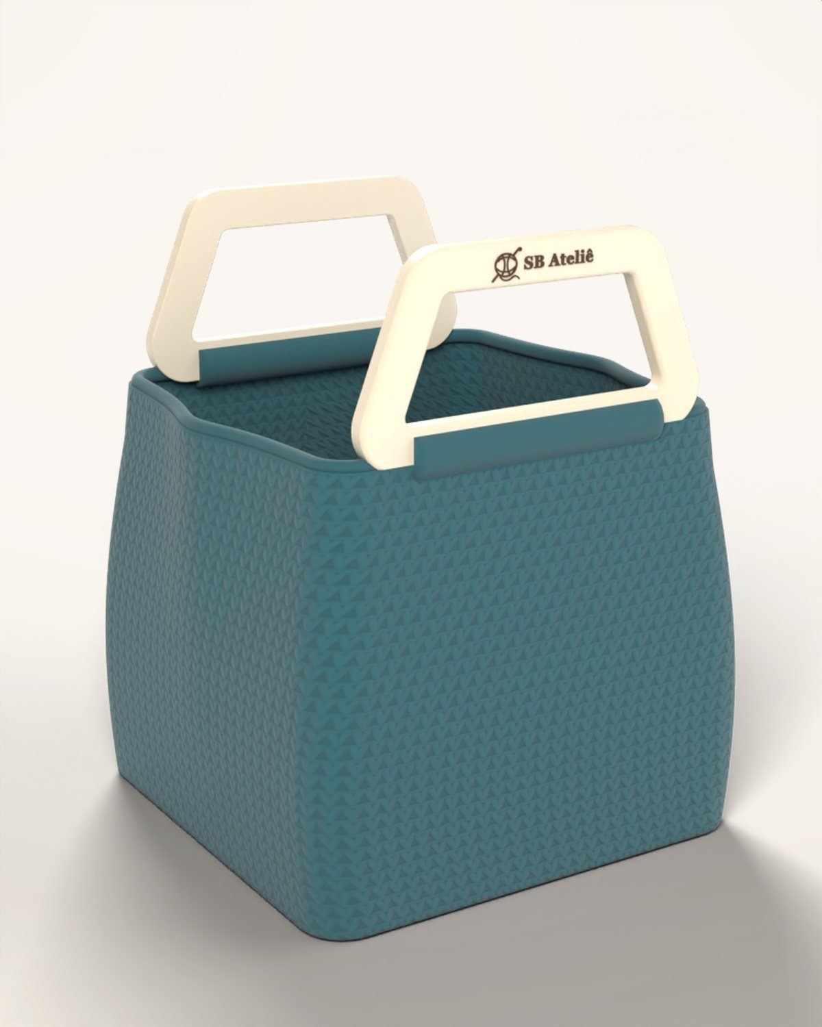 Bolsa de crochê Cubo em Azul Petróleo, com fundo quadrado e alças impressas em 3D com logo SB Ateliê