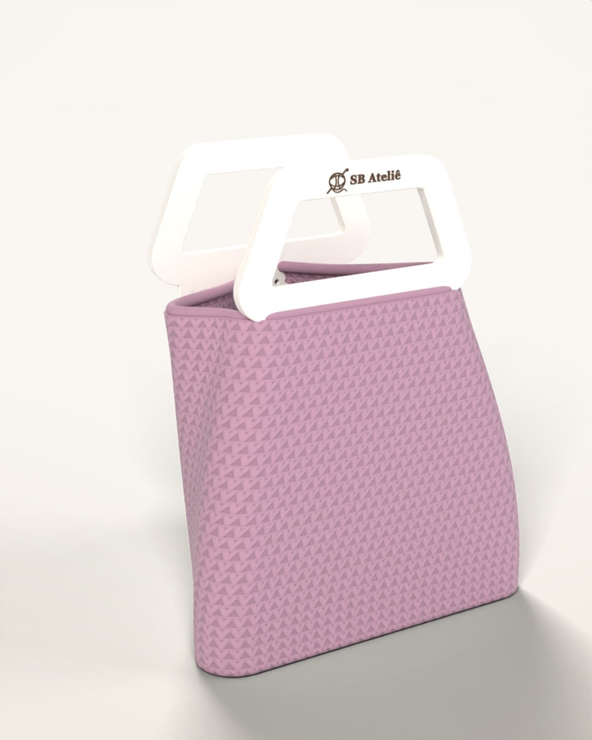 Bolsa de crochê Prisma em Malva, com fundo triangular e alças impressas em 3D com logo SB Ateliê