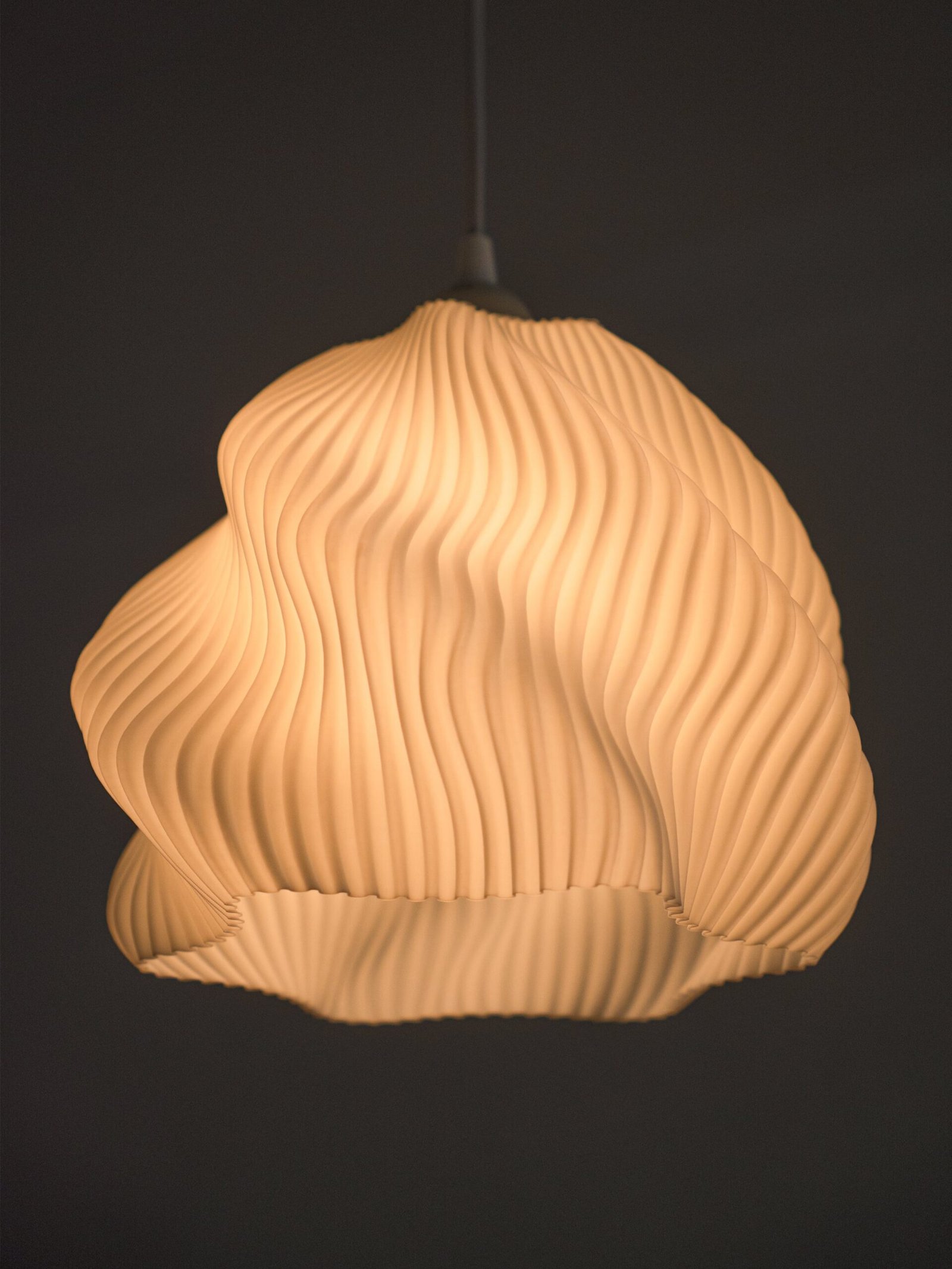 Pendente Verto Deco com nervuras onduladas, impresso em 3D e aceso