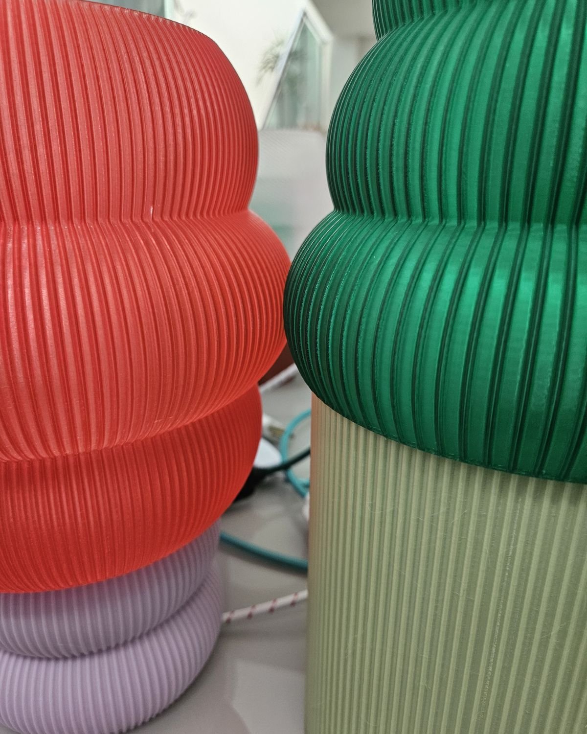 Várias luminárias Parnamirim em cores diferentes