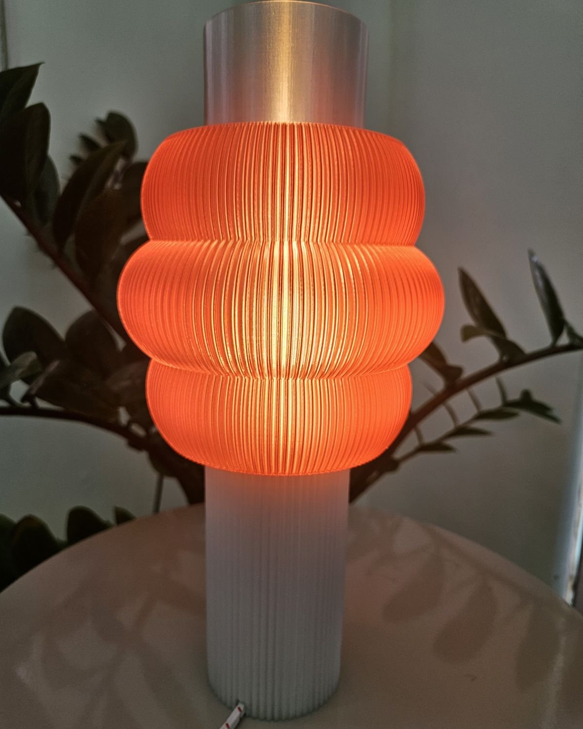 Luminária Parnamirim na cor Coral, acesa
