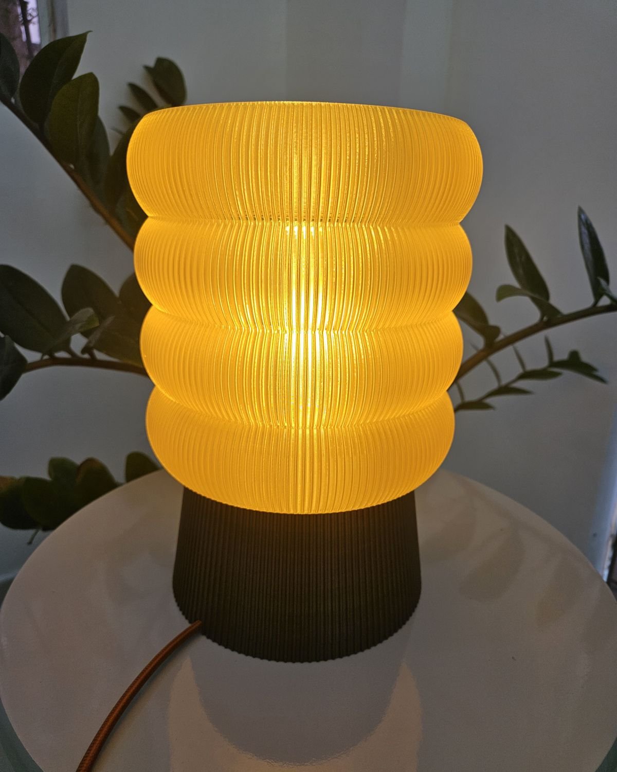 Luminária Parnamirim na cor Mostarda, acesa